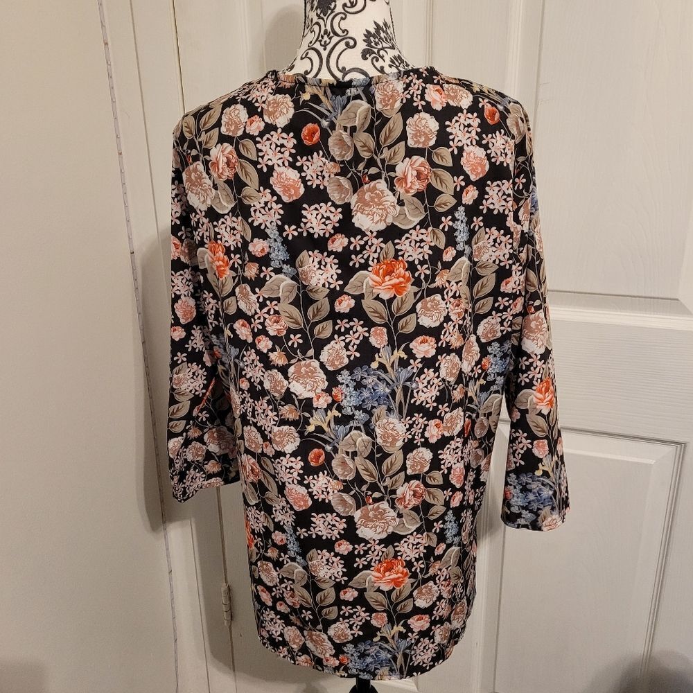 Beautiful floral design tunic top - Picture 3 of 5